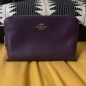 💎 Coach Zippered Clutch